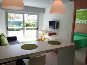 Apartamento superior, sacada | Opções para refeição no quarto