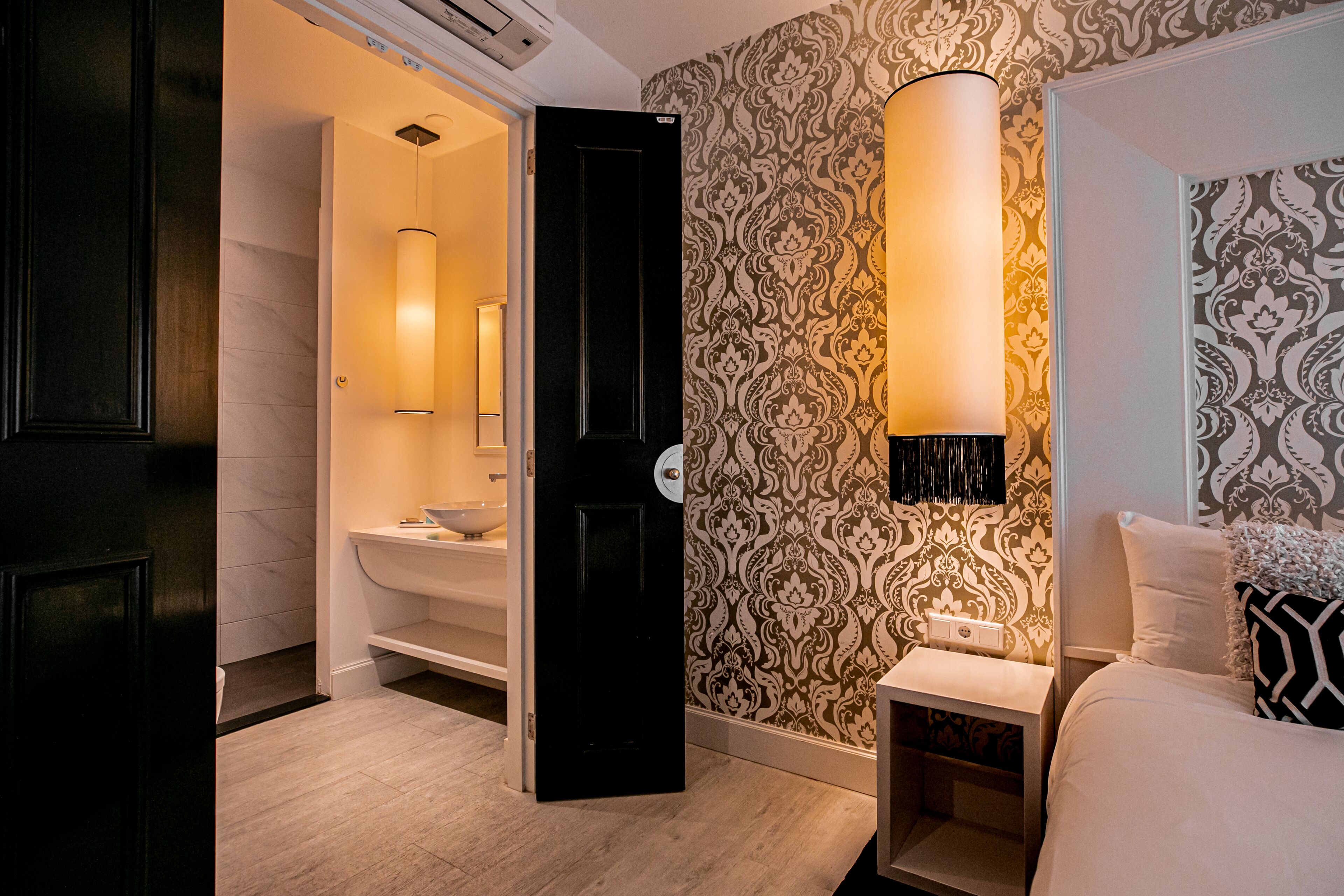 standard double room | bathroom | free toiletries, hair dryer, towels