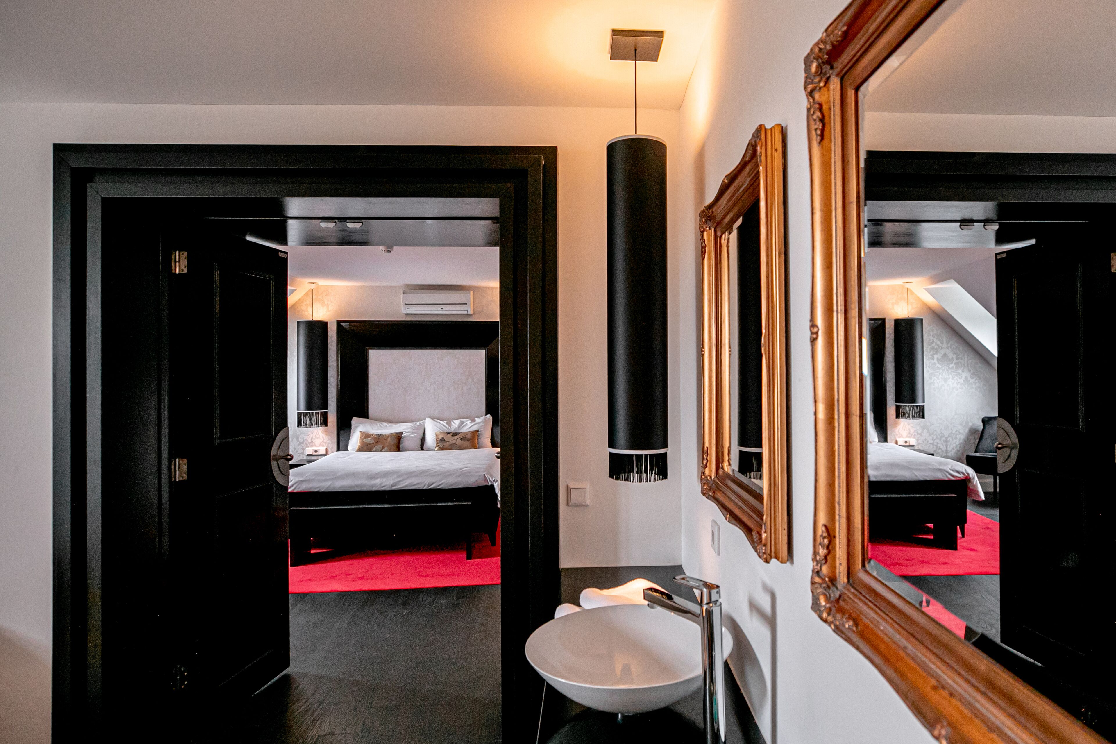 suite | egyptian cotton sheets, premium bedding, in-room safe, desk