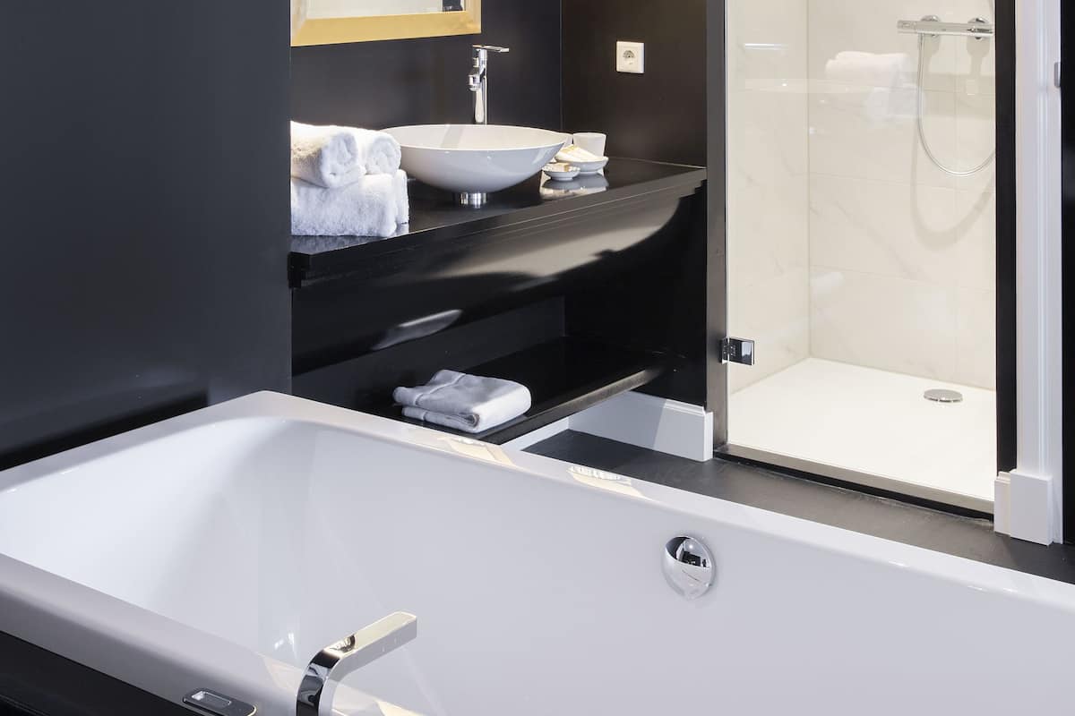 superior double room | deep-soaking bathtub