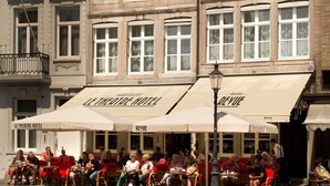 A historic building with a cafe terrace. - Le Theatre Hotel (Maastricht)