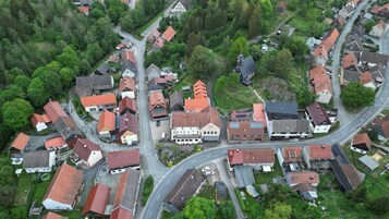 Vista aérea de una zona residencial con casas, carreteras y zonas verdes.