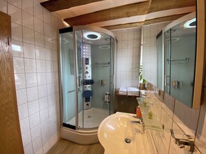 Luxury Suite, 1 King Bed, Sauna, Hill View | Bathroom | Designer toiletries, hair dryer, slippers, soap - Hotel-Restaurant Druidenstein (Oberharz am Brocken)