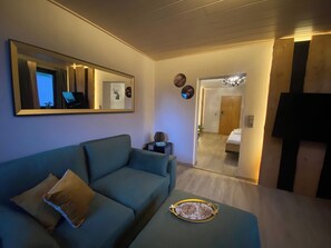 Luxury-Suite, 1 King-Bett, Sauna, Hügelblick | Wohnbereich | Bücher
