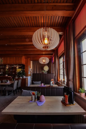 Breakfast, lunch served; Modern European cuisine, alfresco dining