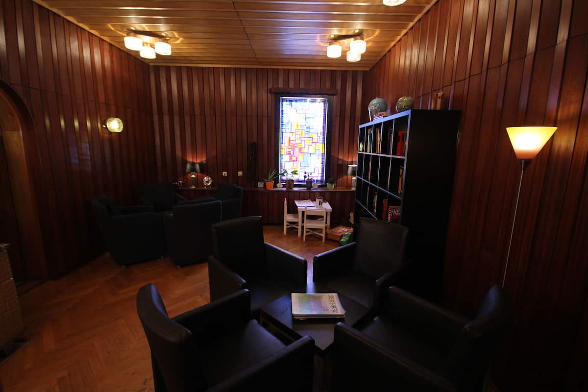 serves breakfast, lunch and dinner