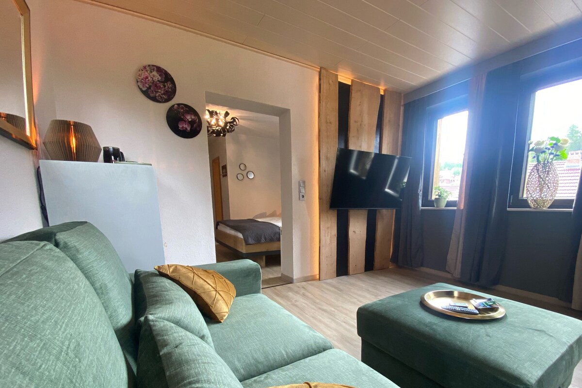 Suite de lujo, 1 cama de matrimonio grande, sauna, vistas a la colina | Zona de estar | Libros
