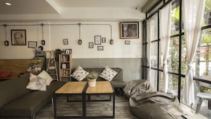 Living area - The Pause Hostel (Chiang Mai)