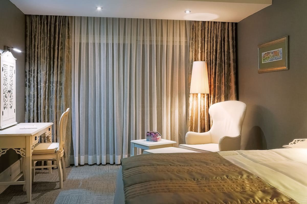 Minibar (mit einigen kostenlosen Artikeln), Zimmersafe, Schreibtisch