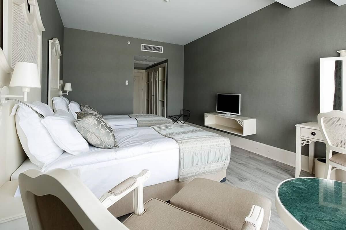 Chambre Simple | Mini-bar avec articles gratuits, coffres-forts dans les chambres, bureau