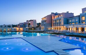 Indoor pool, outdoor pool, pool umbrellas, sun loungers - Alkoclar Exclusive Alacati (Cesme)