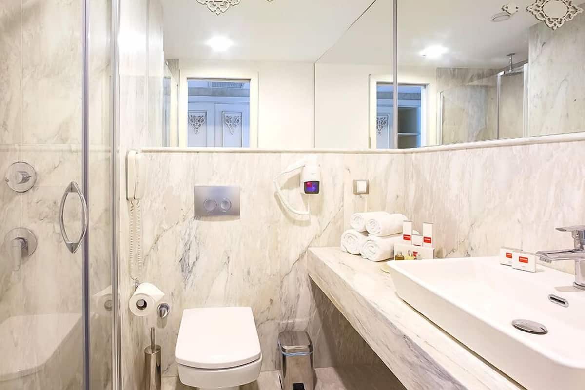 Dusche, kostenlose Toilettenartikel, Haartrockner, Bademäntel