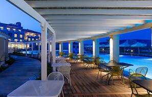 2 restaurantes, se sirven desayunos, comidas, cenas y mariscos