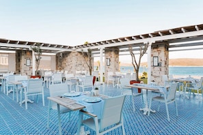 2 restaurants, servant le déjeuner et le dßner; cuisine de fruits de mer