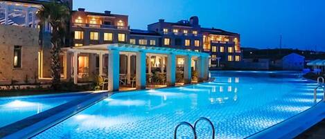 Innenpool, Außenpool, Sonnenschirme, Liegestühle