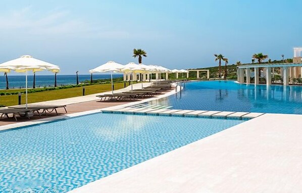 Sisäuima-allas, ulkouima-allas, aurinkovarjoja, aurinkotuoleja