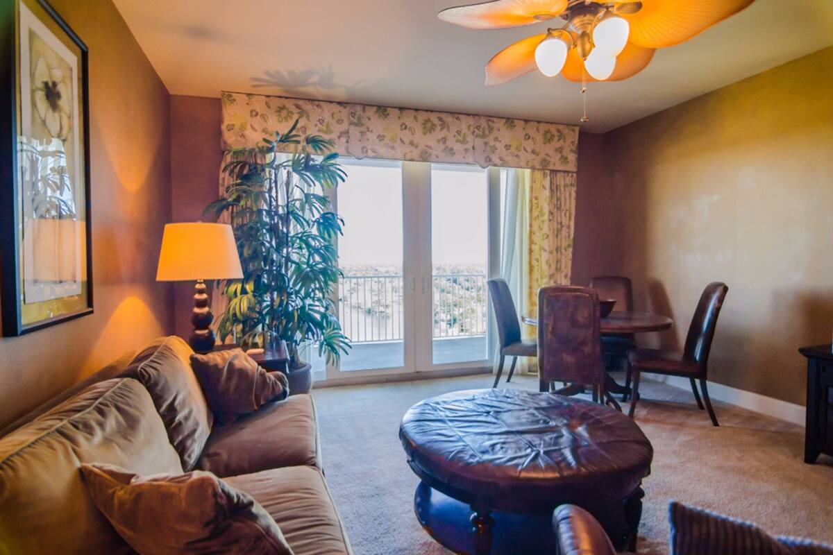 Appartamento, 2 camere da letto, 2 bagni, vista lago | Area soggiorno | TV a schermo piatto