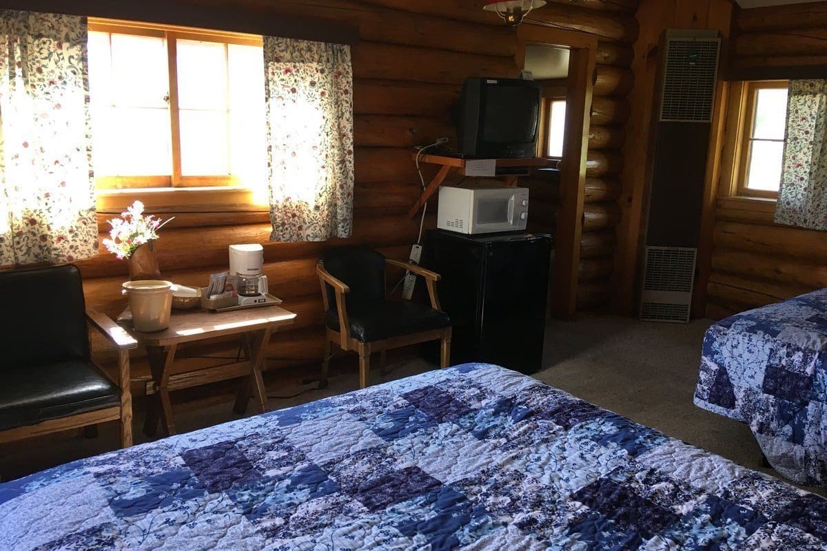 2 Queen Bed Cabin | ノートパソコン用作業スペース、WiFi (無料)、ベッドシーツ