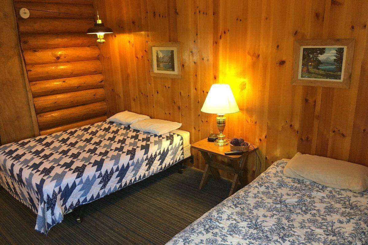 1 Queen and 1 Single Bed Cabin | ノートパソコン用作業スペース、WiFi (無料)、ベッドシーツ