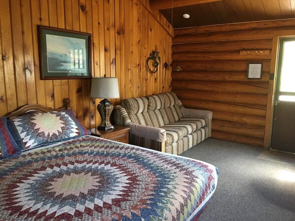 King Cabin | Laptop workspace, free WiFi, bed sheets