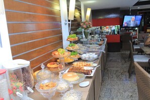Tägliches Frühstücksbuffet (25 BRL pro Person)