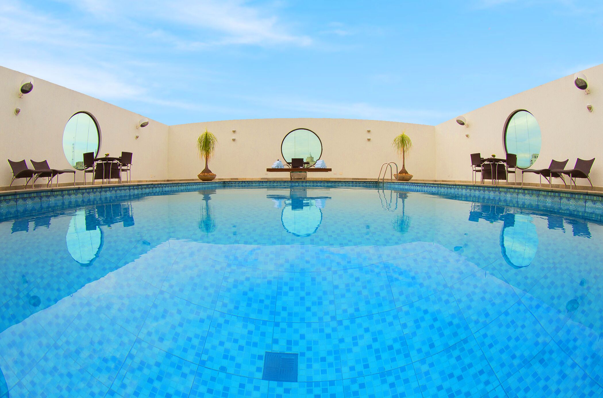 outdoor pool, open 8:00 am to 10:00 pm, pool loungers