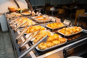 Petit déjeuner buffet servi tous les jours en supplément