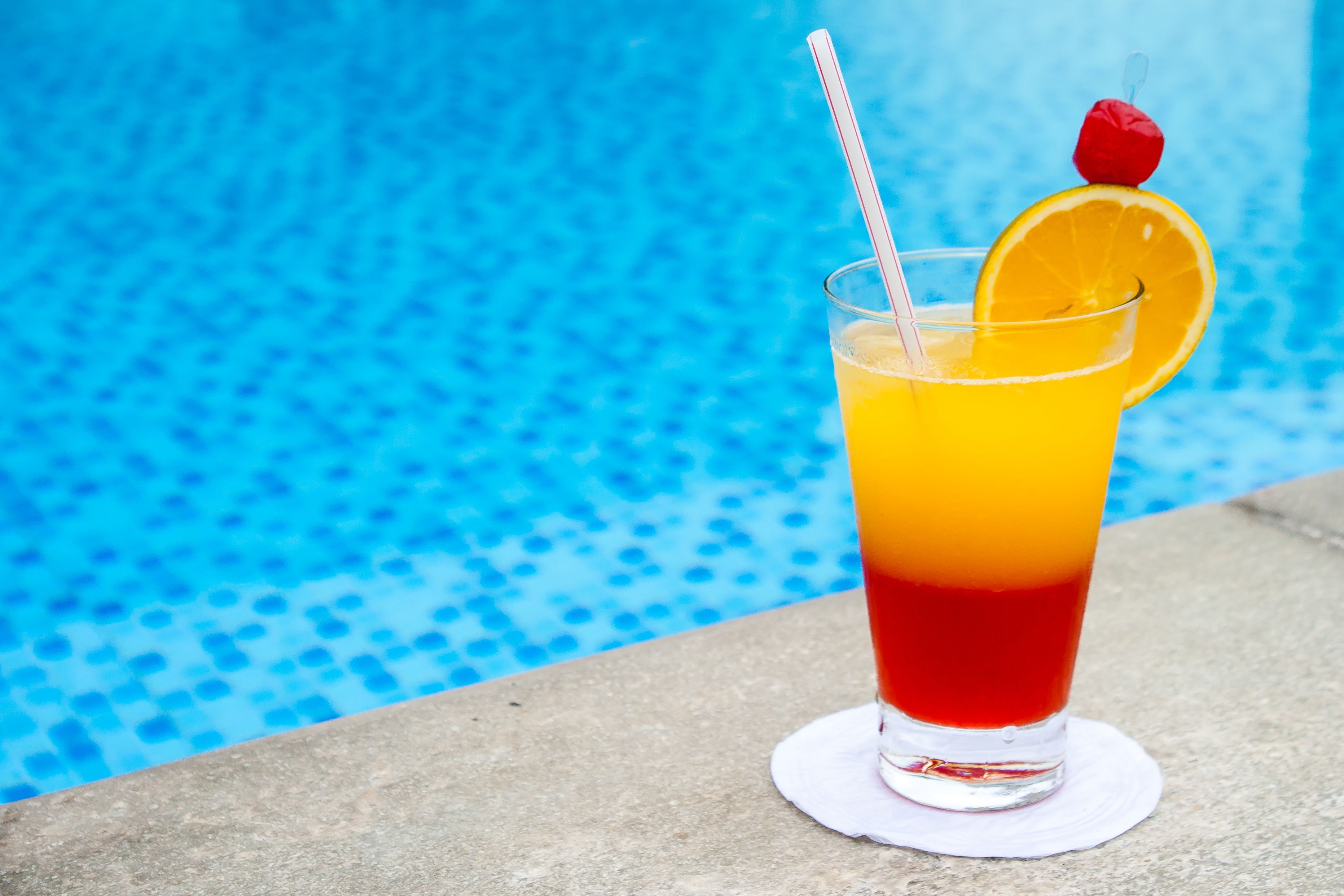 outdoor pool, open 8:00 am to 10:00 pm, pool loungers