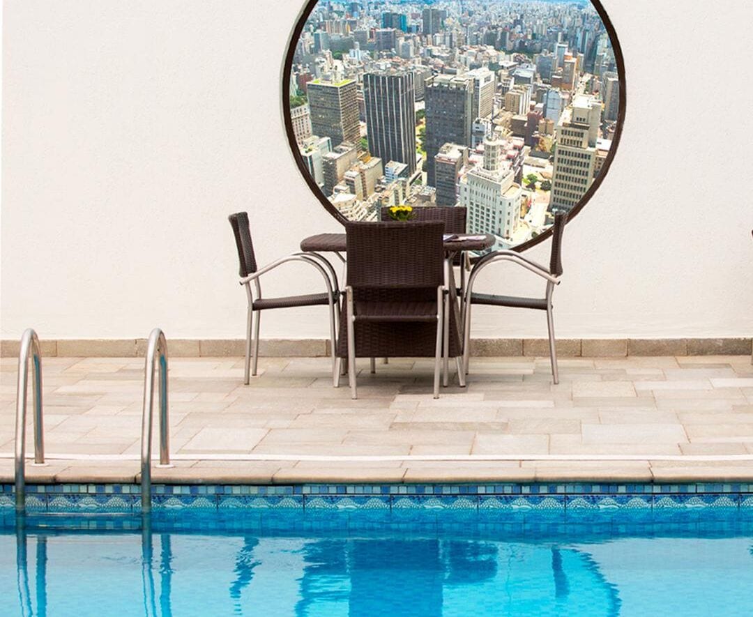 Piscine extérieure, chaises longues