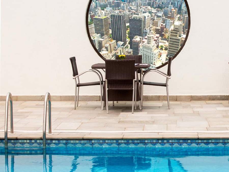 Piscine extérieure, chaises longues