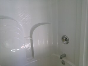 Habitación, 2 camas dobles | Ducha del cuarto de baño