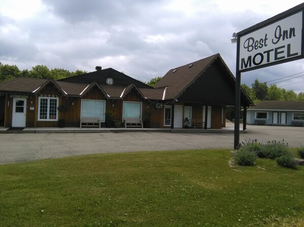 Front of property - Best Inn Motel (Smiths Falls)