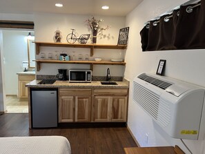 Refrigerador, microondas, cafetera/tetera