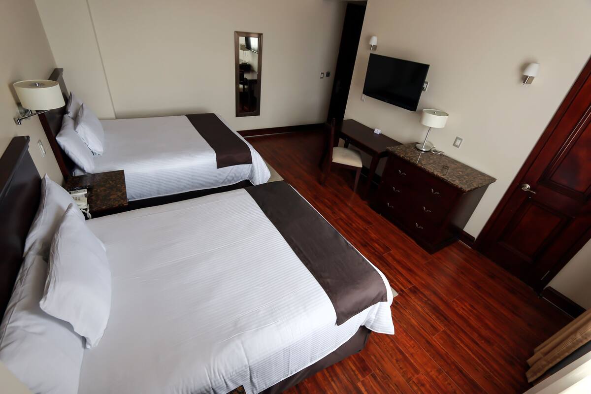 Suite Junior, 2 camas queen | Ropa de cama de alta calidad y caja de seguridad en la habitación