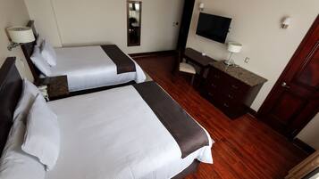 Suite Junior, 2 camas queen | Premium bedding, in-room safe, desk, iron/ironing board