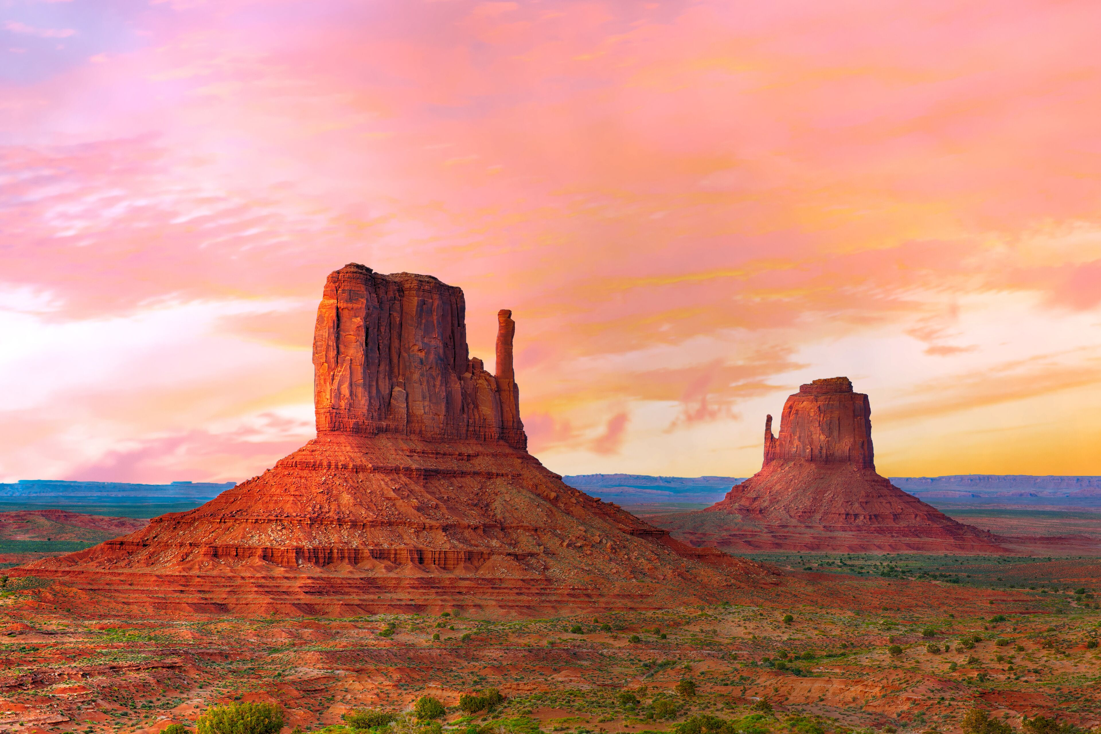 Un paysage désertique avec deux formations rocheuses particulièrement imposantes.
