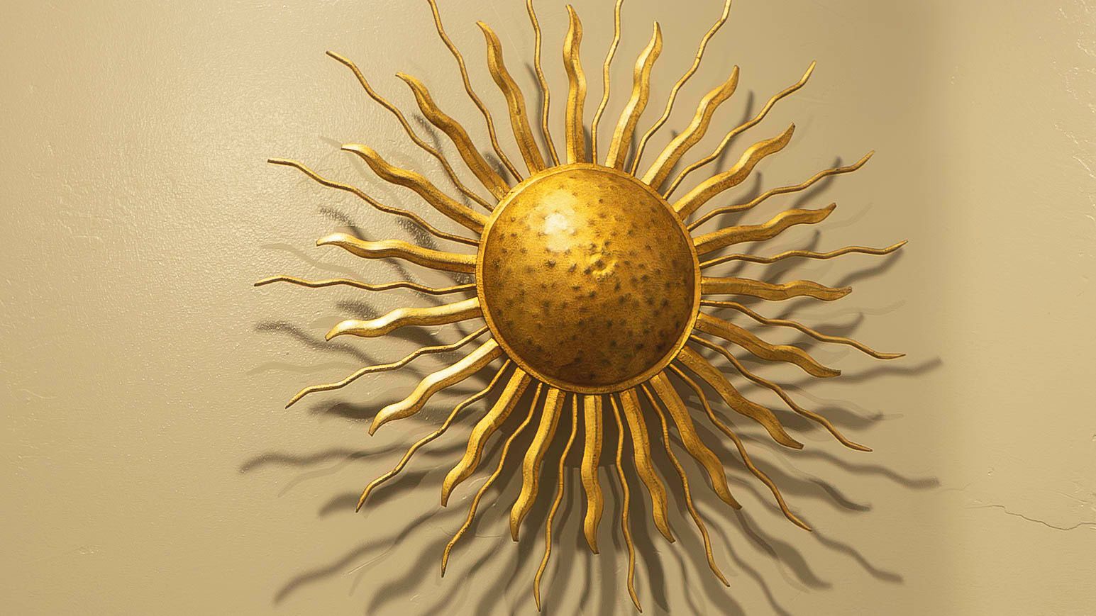 Decoración de sol montada en la pared con superficie texturizada y formas radiantes.