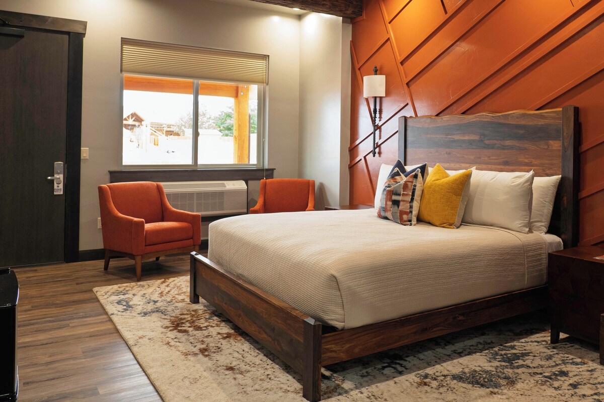 Luxury Cabin, Desert View | Hypo-allergenic bedding available, pillowtop beds, desk