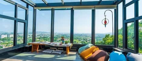 Yksilöllisesti sisustettu, yksilöllisesti kalustettu, työpöytä