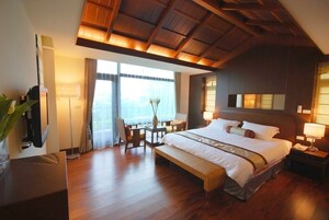 Escritorio, cortinas blackout, wifi gratis y decoración personalizada 