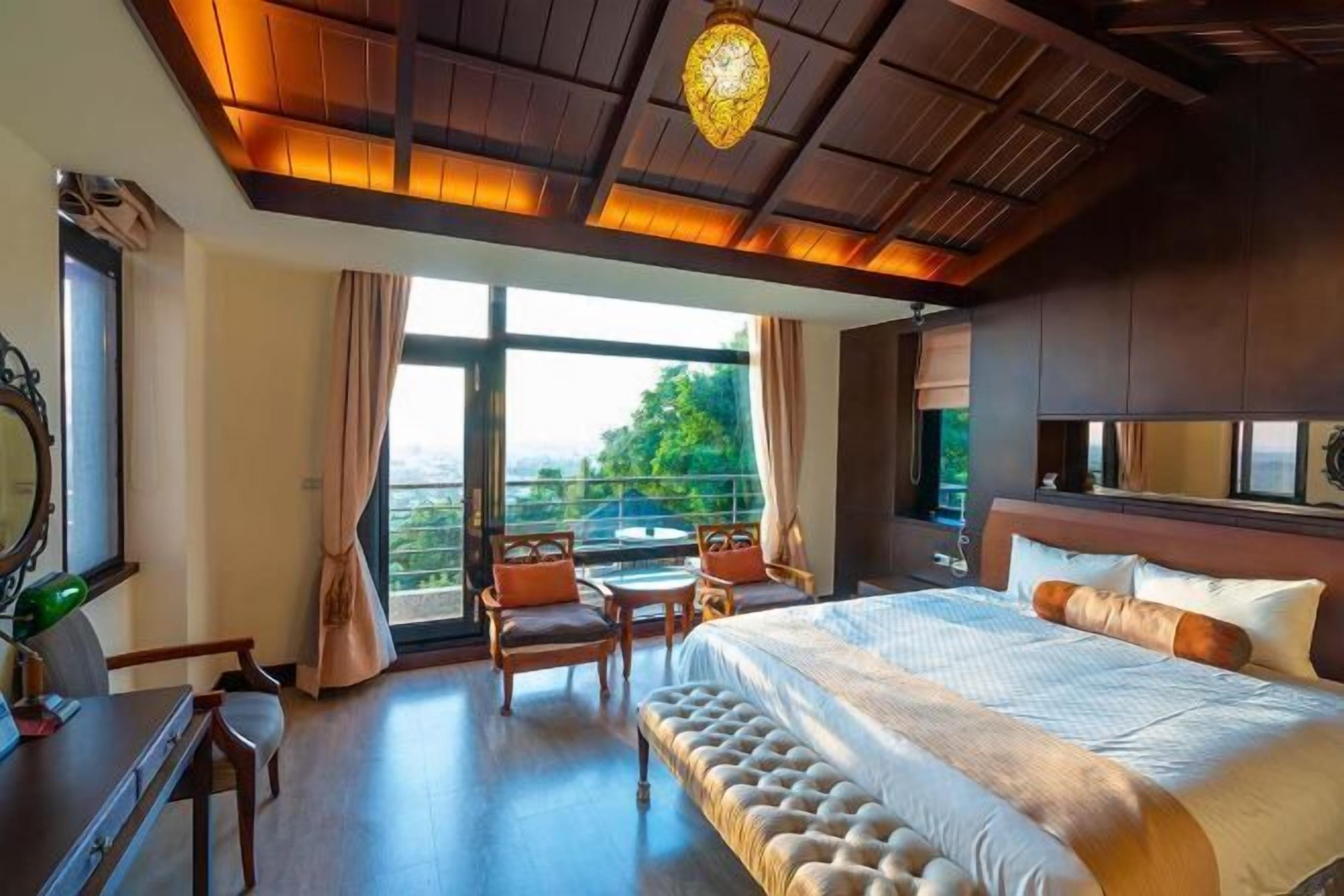 각각 다른 스타일의 인테리어, 각각 다르게 가구 비치, 책상, 암막 커튼