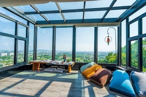 Escritorio, cortinas blackout, wifi gratis y decoración personalizada 