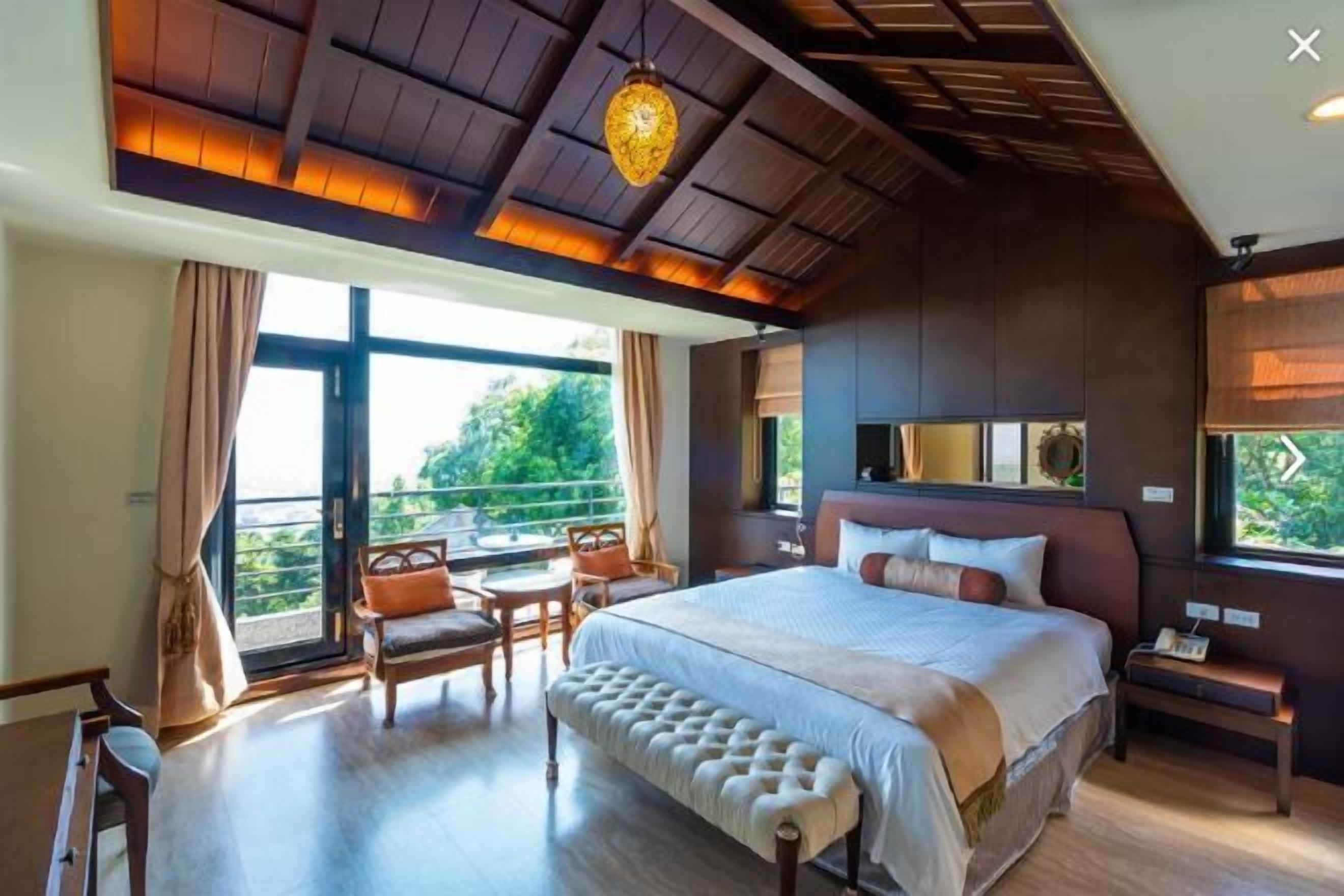 Trang trí khác biệt, trang bị nội thất với thiết kế riêng biệt, bàn 