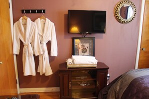 Room, 1 Queen Bed, Garden View | Premium bedding, individually decorated, individually furnished, desk - The Findlay House (Collingwood)