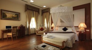 Caja de seguridad en la habitación, escritorio y cortinas blackout