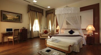 Caja fuerte, escritorio, cortinas opacas y sistema de insonorización