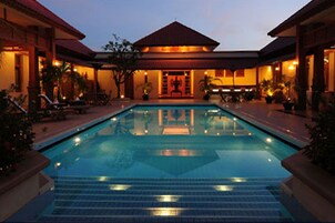 Una piscina al aire libre