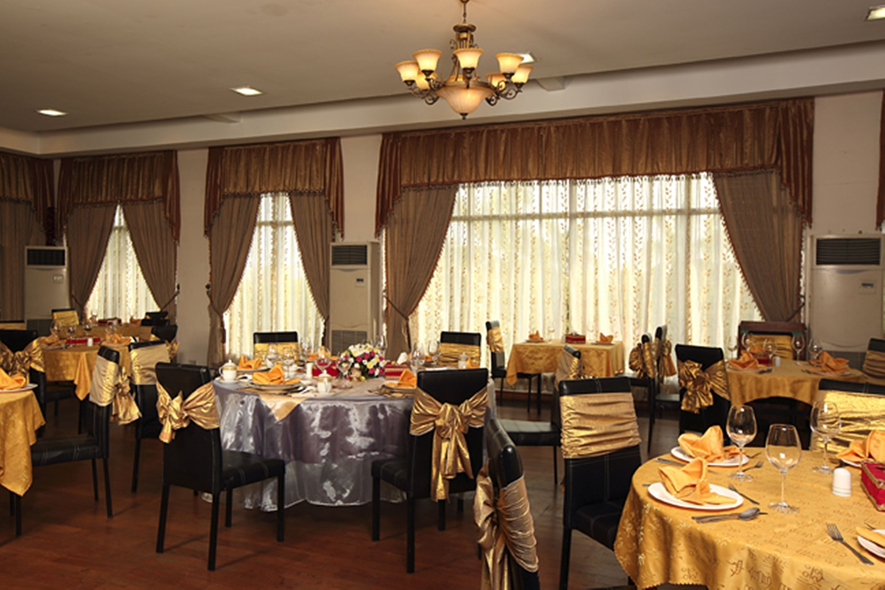 breakfast, lunch, dinner served; chinese cuisine