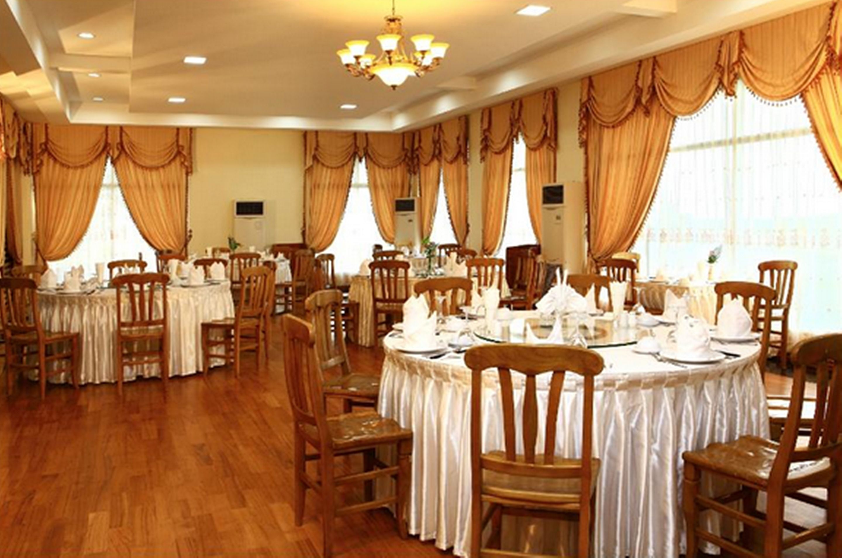 breakfast, lunch, dinner served; chinese cuisine