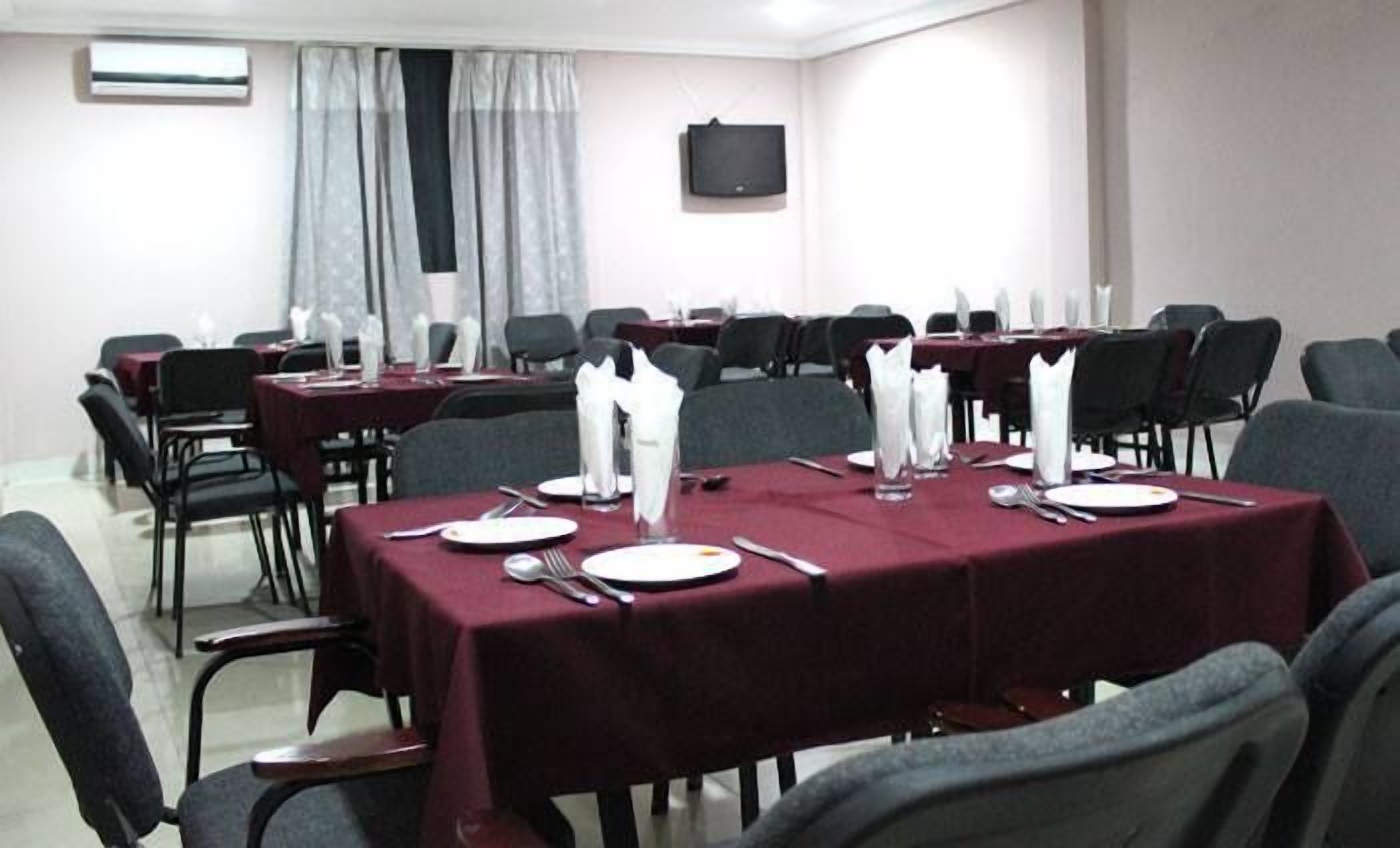 2 restauranter, frokost, lunsj og middag serveres, lokale retter